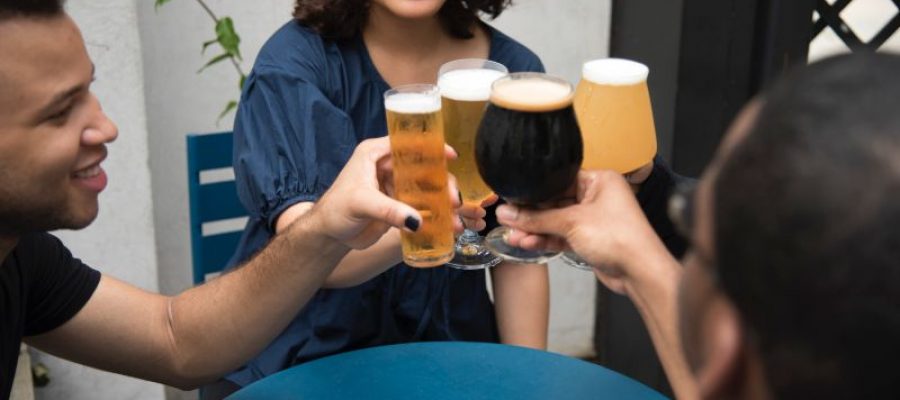 Friends drinking beer and cheering